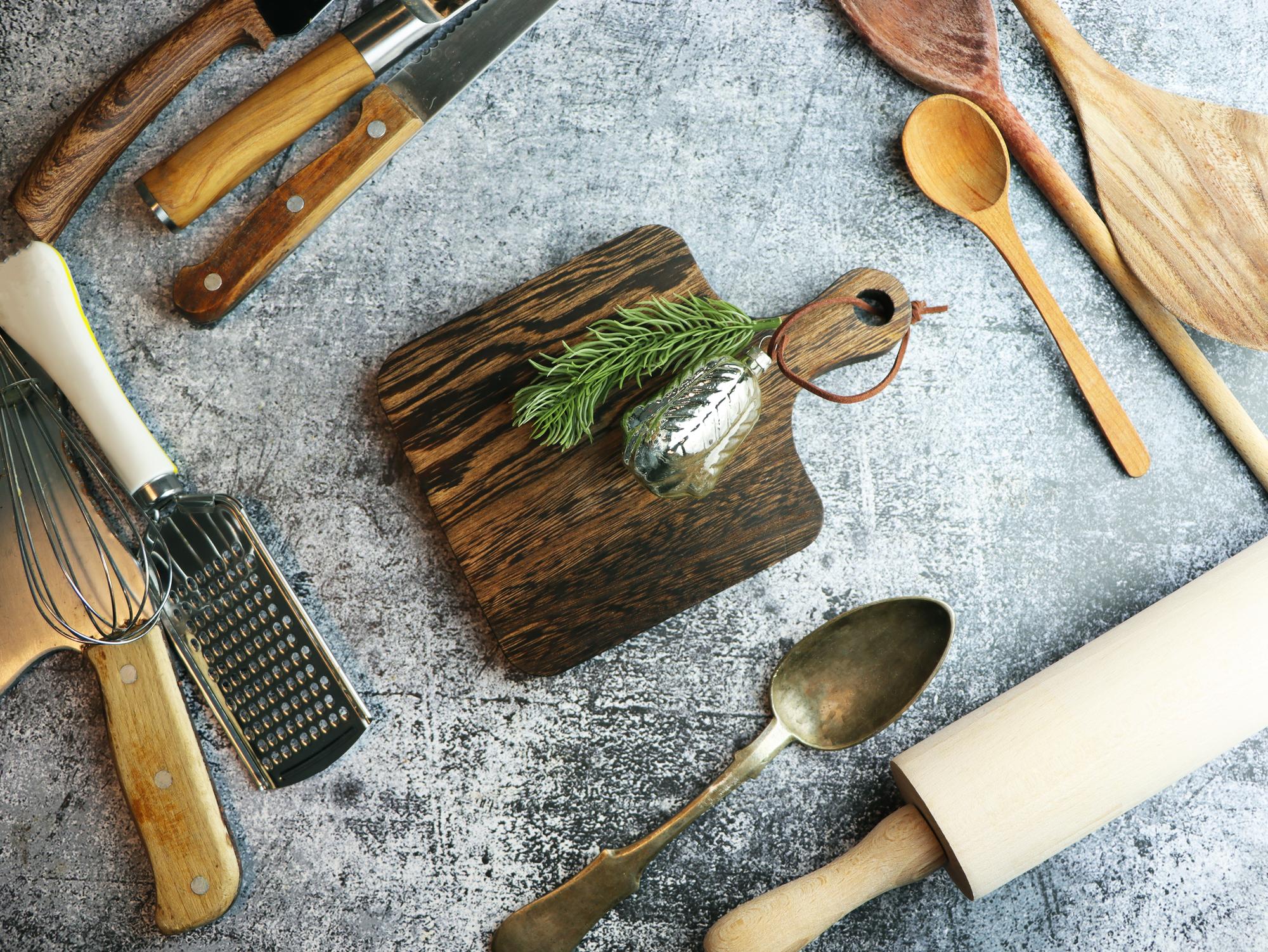 Bancone cucina con strumenti professionali